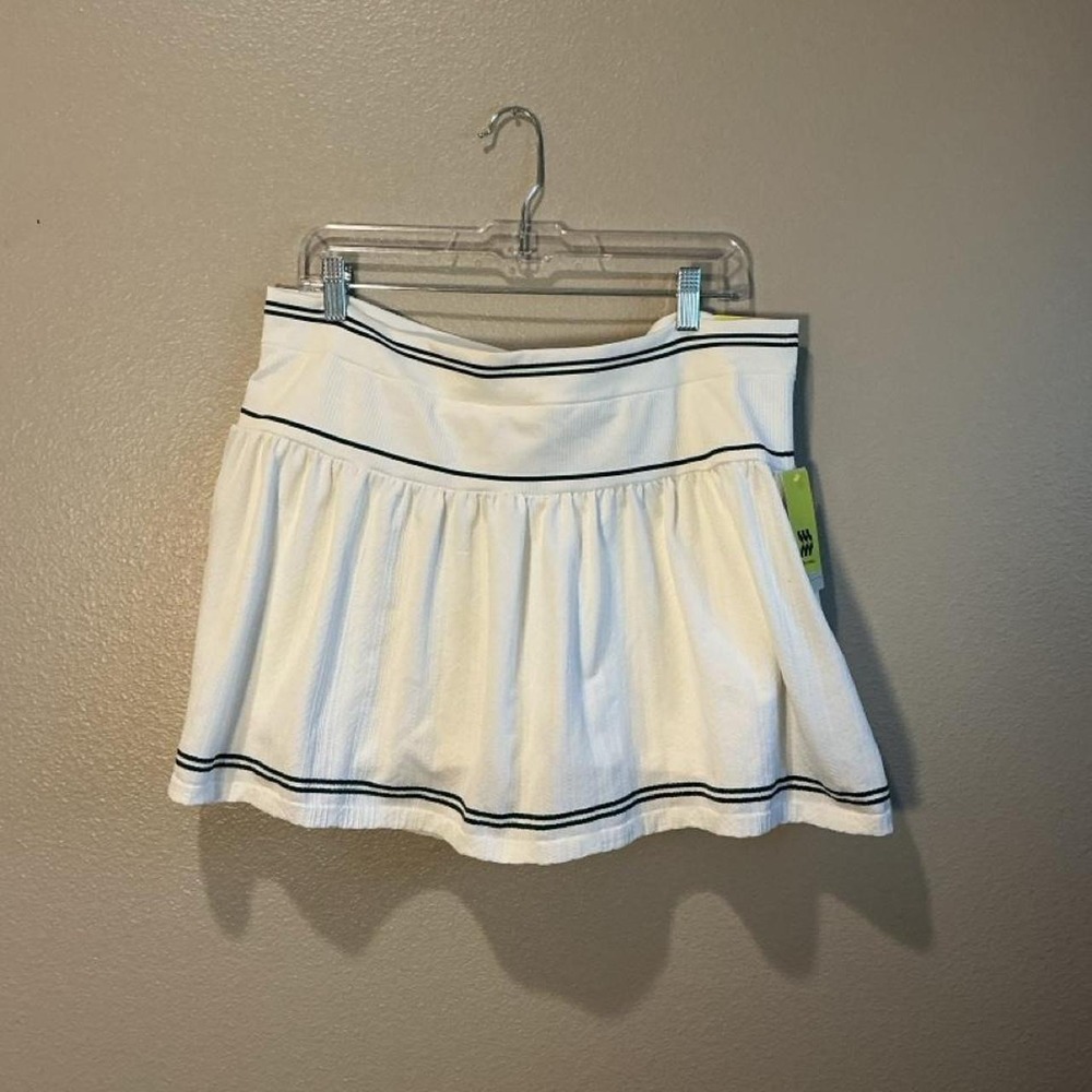 White All in Motion XXL knit skirt with black trim